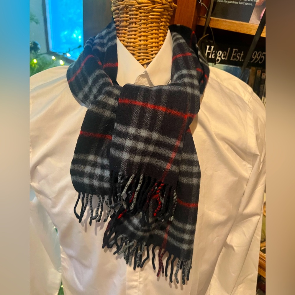 Burberry’s (Burberry dropped the ‘s in the 90’s ) Navy Nova Check 💯 Cashmere - Picture 2 of 8